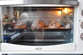 烤箱提前预热200度，将面包放入。