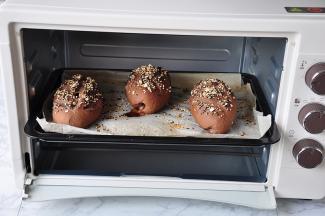 中层烤20分钟，我用的这款烤箱是北美电器ACA电烤箱，烤箱的顶部配有蒸汽加水口，烤欧包时可以不用再喷水了，这个烤箱的容量是32L，适合家用。