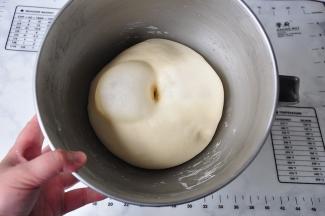 面团中除黄油、紫薯、柠檬外的其余的材料，都拌匀后混合均匀至扩展阶段后 加入软化的黄油 揉至完全阶段，这时的面团轻拉可形成手套膜。室温发酵至2倍大左右 用手指沾面粉戳个洞， 洞口不回缩证明已经发酵完成。