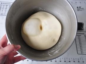 面团中除黄油、紫薯、柠檬外的其余的材料，都拌匀后混合均匀至扩展阶段后 加入软化的黄油 揉至完全阶段，这时的面团轻拉可形成手套膜。室温发酵至2倍大左右 用手指沾面粉戳个洞， 洞口不回缩证明已经发酵完成。
