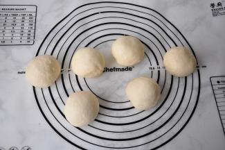 面团均匀分成五小份滚圆 松弛10分钟