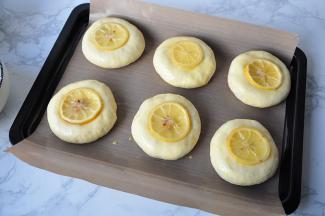 发酵至两部大，刷蛋液，把煮好的柠檬片贴在上面。