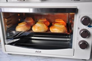 烤箱提前预至180度， 烤15-18分分钟即可，烤至面包体色泽微黄，即可加盖上锡纸。上色后要注意观察，及时加盖锡纸，这样出来的成品才漂亮。我用的烤箱是北美电器ACA电烤箱，直接按照烤箱的温度设定的，您可以根据自家烤箱来调整烘烤时间和烘烤温度。