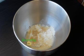 高筋面粉、盐、白砂糖、酵母搅拌均匀之后，加入蛋液、牛奶，揉至光滑的面团，接着把软化的黄油倒入，继续揉至扩展阶段。