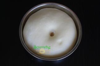 面团揉至光滑，盖一个湿布，放在室温内进行第一次发酵，变大至原来的2.5倍，手指蘸点面粉，在面团中间插入，面粉不回缩，第一次发酵完成。