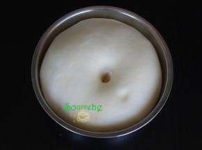 面团揉至光滑，盖一个湿布，放在室温内进行第一次发酵，变大至原来的2.5倍，手指蘸点面粉，在面团中间插入，面粉不回缩，第一次发酵完成。