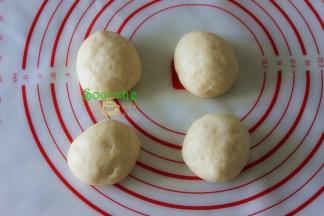 发酵好的面团排气揉光滑，分成大小均匀的4等分，滚圆。盖上保鲜膜静放15分钟。