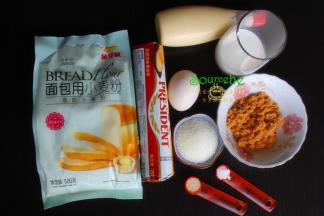 面包食材：金龙鱼面包用小麦粉（高筋小麦粉）150克、盐2克、白砂糖30克、蛋液1勺，酵母3克、牛奶70克、黄油15克。表面刷液：1个蛋黄加1少水，搅拌均匀。装饰食材:肉松、沙拉酱。