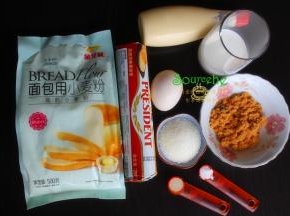 面包食材：金龙鱼面包用小麦粉（高筋小麦粉）150克、盐2克、白砂糖30克、蛋液1勺，酵母3克、牛奶70克、黄油15克。表面刷液：1个蛋黄加1少水，搅拌均匀。装饰食材:肉松、沙拉酱。