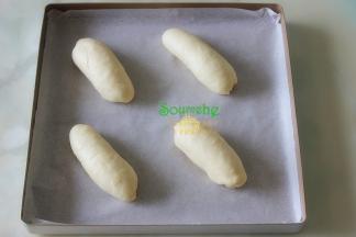 烤盘垫上硅油纸，把做好的面包胚放入烤盘，烤箱设置发酵功能，烤箱内放一盘温水，时间40分钟，发酵至用来的2倍大。