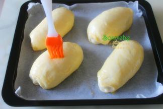 取出，在面包胚上均匀的刷一层蛋液，表面刷的蛋液，就是一个蛋黄加一勺水搅拌均匀，然后用刷子蘸上蛋液均匀刷一层即可。