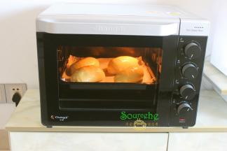 烤箱预热，把发酵好的面包胚放入烤箱，时间15分钟，温度180度。