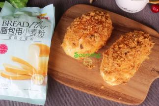 切开的锋里涂抹一层沙拉酱，放入肉松合起来，表面涂上一层沙拉酱，在肉松里滚一圈，让表面蘸上一层肉松，肉松面包就做好了。