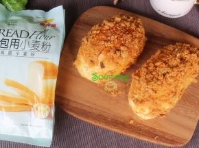 切开的锋里涂抹一层沙拉酱，放入肉松合起来，表面涂上一层沙拉酱，在肉松里滚一圈，让表面蘸上一层肉松，肉松面包就做好了。