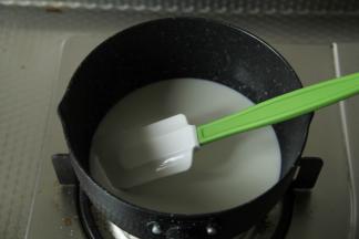 将牛奶倒入干净不粘锅中，倒入细砂糖。