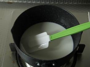 将牛奶倒入干净不粘锅中，倒入细砂糖。