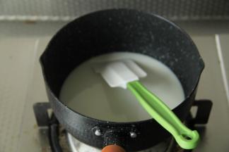 开小火进行加热，边加热边搅拌，让细砂糖融化。等到砂糖融化，搅匀，手在锅上方感受一下，不会烫手的温度，关火，让牛奶液慢慢自然降温到40度左右。其实下面步骤操作好，温度就差不多了。