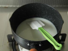 开小火进行加热，边加热边搅拌，让细砂糖融化。等到砂糖融化，搅匀，手在锅上方感受一下，不会烫手的温度，关火，让牛奶液慢慢自然降温到40度左右。其实下面步骤操作好，温度就差不多了。