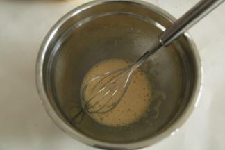 用手动打蛋器搅打1-2分钟，搅打均匀。