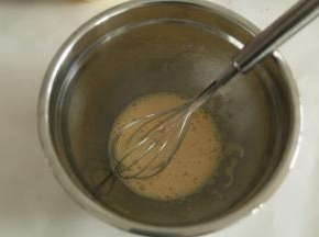 用手动打蛋器搅打1-2分钟，搅打均匀。