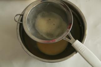 然后过滤一下，把泡沫过滤掉。这是双层粉筛，所以只过了一次。上一步打蛋一定要打散，过滤才不会有蛋白团残留。