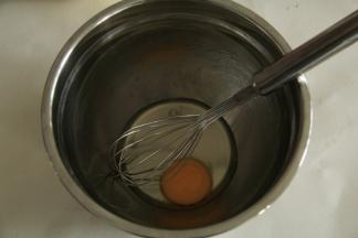煮好牛奶。另外取一个无水无油盆，打入鸡蛋。