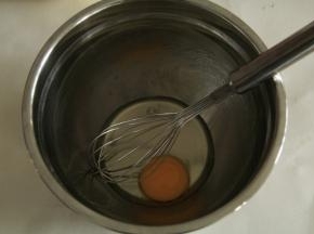煮好牛奶。另外取一个无水无油盆，打入鸡蛋。