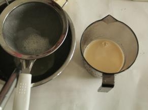 搅匀后建议再过滤一下，蛋挞液更细腻。