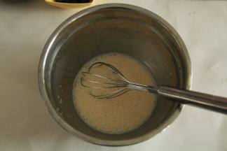 然后将凉到手温的牛奶液慢慢倒入过滤好的蛋液中，一边倒一边搅拌，搅拌均匀即可