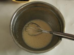 然后将凉到手温的牛奶液慢慢倒入过滤好的蛋液中，一边倒一边搅拌，搅拌均匀即可