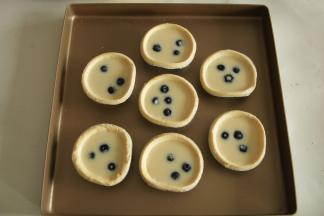 然后平均倒入过滤好的蛋挞液。