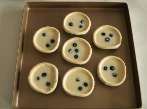 然后平均倒入过滤好的蛋挞液。