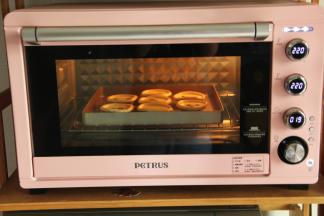 放入预热好的烤箱中下层，上下220，烤18-20分钟左右。看自家烤箱温度，烤到蛋挞液凝固，顶部出现焦糖色烤斑，上色满意即可。