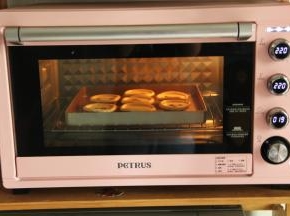 放入预热好的烤箱中下层，上下220，烤18-20分钟左右。看自家烤箱温度，烤到蛋挞液凝固，顶部出现焦糖色烤斑，上色满意即可。