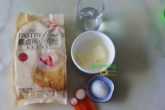 食材：低筋面粉100克、黄油30克、白砂糖10克、水60克、干酵母2克、盐2克。表面刷液：蛋黄一个加一勺水；粗白砂糖适量。