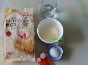 食材：低筋面粉100克、黄油30克、白砂糖10克、水60克、干酵母2克、盐2克。表面刷液：蛋黄一个加一勺水；粗白砂糖适量。