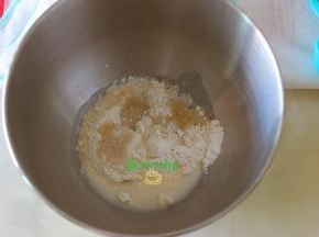 面粉、糖、干酵母、水倒入厨师机，按3挡揉至光滑的面团，把软化的黄油倒入，按5挡继续揉至扩展阶段。