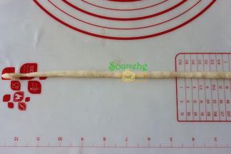 取一个小面团，用双手在在擀面台上，搓成细长的条形，大小要均匀，长都大约30厘米。