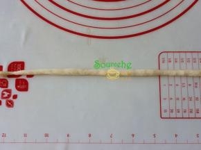 取一个小面团，用双手在在擀面台上，搓成细长的条形，大小要均匀，长都大约30厘米。