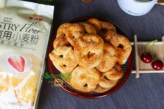 烤好的饼干呈现棕色，非常酥脆，如果里面是软的，可能烤的火不够，拿回烤箱继续烤。因为每个烤箱不同，时间和温度略有差异。