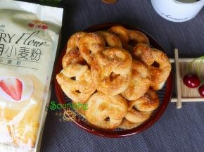 烤好的饼干呈现棕色，非常酥脆，如果里面是软的，可能烤的火不够，拿回烤箱继续烤。因为每个烤箱不同，时间和温度略有差异。