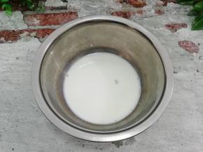 牛奶中加入一半的白糖，搅拌均匀