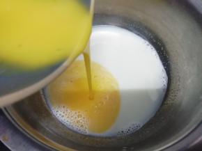 再把蛋黄打散，倒入牛奶中，小火加热
