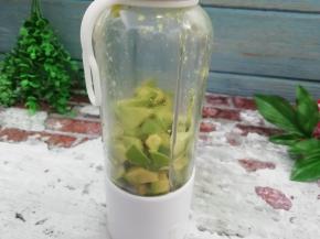 牛油果洗干净去皮去壳，切成小块，放入料理杯中打成泥