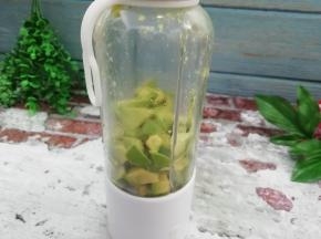 牛油果洗干净去皮去壳，切成小块，放入料理杯中打成泥