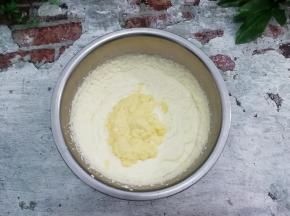 然后把蛋黄泥放入淡奶油中翻拌均匀