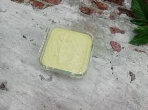 拌好的食材倒入模具中，端起来震几下，然后放入冰箱中冷冻四个小时左右