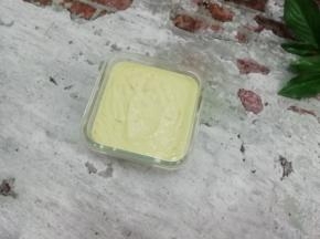 拌好的食材倒入模具中，端起来震几下，然后放入冰箱中冷冻四个小时左右