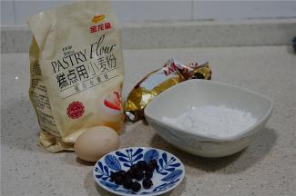 这款饼干的用料：金龙鱼糕点用小麦粉190克，黄油100克，糖粉100克，鸡蛋1
表面装饰：黑醋栗适量，蛋清15克，糖粉100克, 柠檬汁半个的量