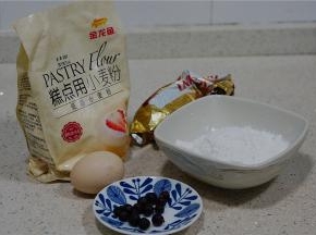 这款饼干的用料：金龙鱼糕点用小麦粉190克，黄油100克，糖粉100克，鸡蛋1
表面装饰：黑醋栗适量，蛋清15克，糖粉100克, 柠檬汁半个的量